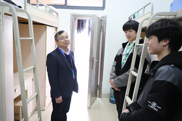 黨委書記肖春林深入學生公寓，關懷在校學子