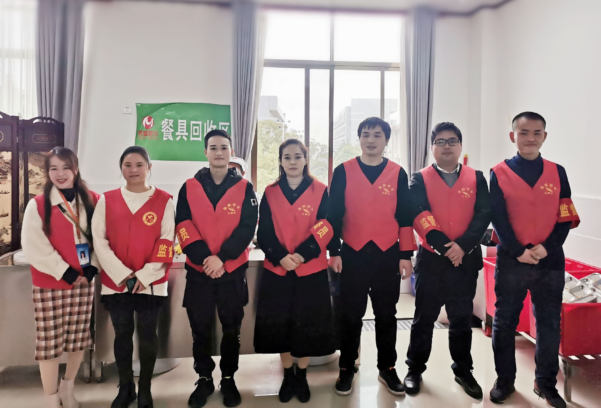 信息系黨總支組織支部黨員、預(yù)備黨員、發(fā)展對(duì)象以及入黨積極分子開展“厲行勤儉節(jié)約，反對(duì)餐飲浪費(fèi)”文明勸導(dǎo)志愿服務(wù)活動(dòng)